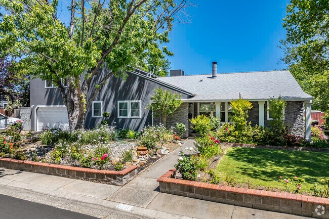 You will find some customized ranch-style homes with well-maintained yards in Bohemian Heights.