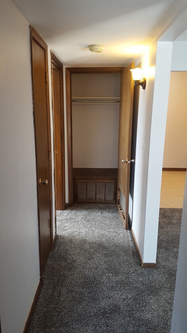 Le Chateau, Waterloo, IA 50701 - photo 4