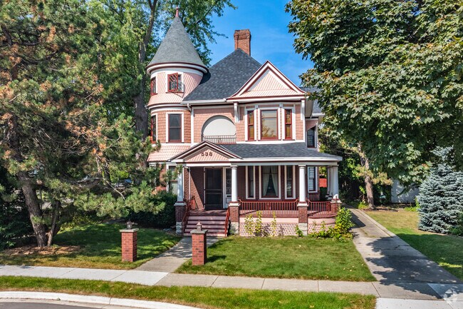 There is a good selection of Victorian homes from the late 1800s in Navarino.