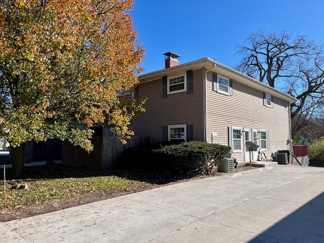 219 Eisenhower Dr unit 3, Bloomington, IL 61701 - photo 2