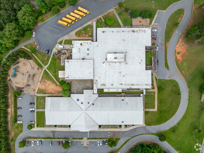 Webb A. Murray Elementary beats the national average with a 13:1 student to teacher ratio.
