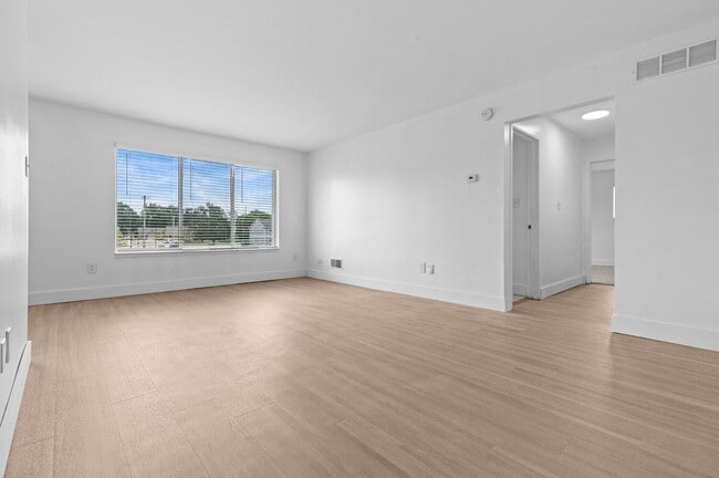 Bloomfield Square Apartments - Auburn Hills, MI, Auburn Hills, MI 48326 - photo 7