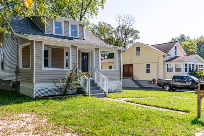 Braeburn Heights streets are lined with many different home styles.
