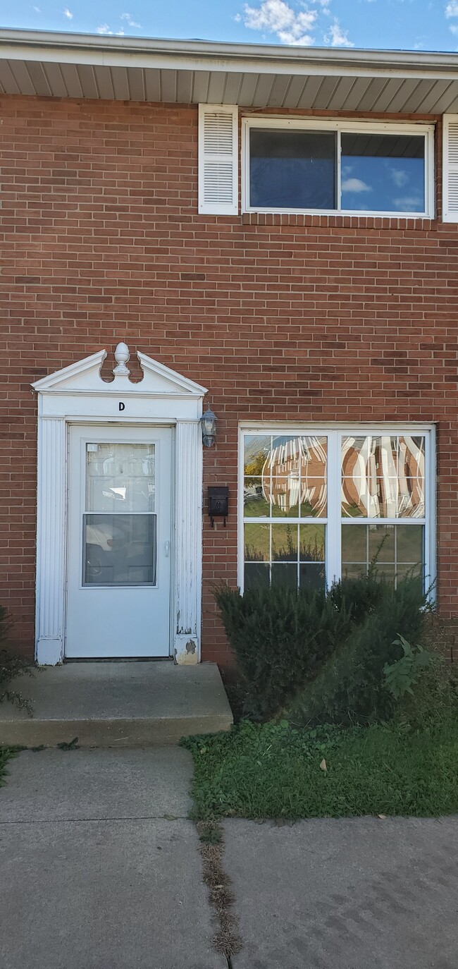1 Williamsburg Ct, Pekin, IL 61554
