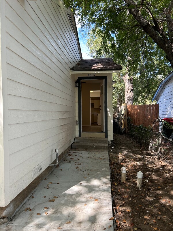 5607 Hiett Ct, Fort Worth, TX 76112 - photo 7