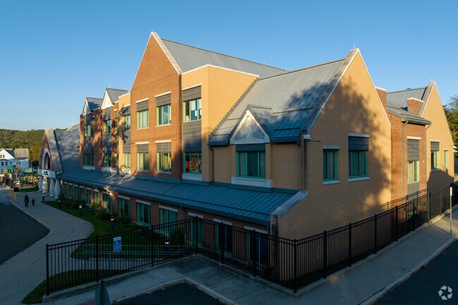Davis Academy for Arts & Design Innovation building.