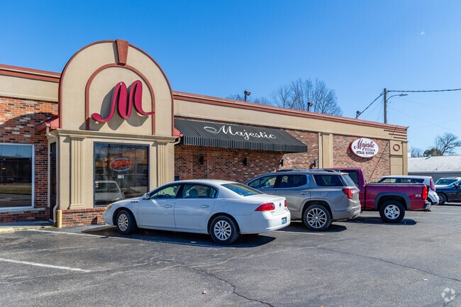 The Majestic is a place for fresh made pizzas and delicious steak in Mayfield, Kentucky.