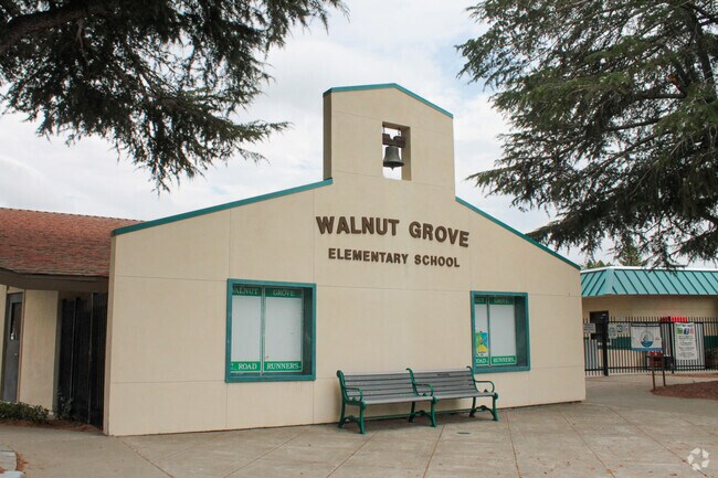 Walnut Grove Elementary School
provides education to residents in the Amador Valley neighborhood