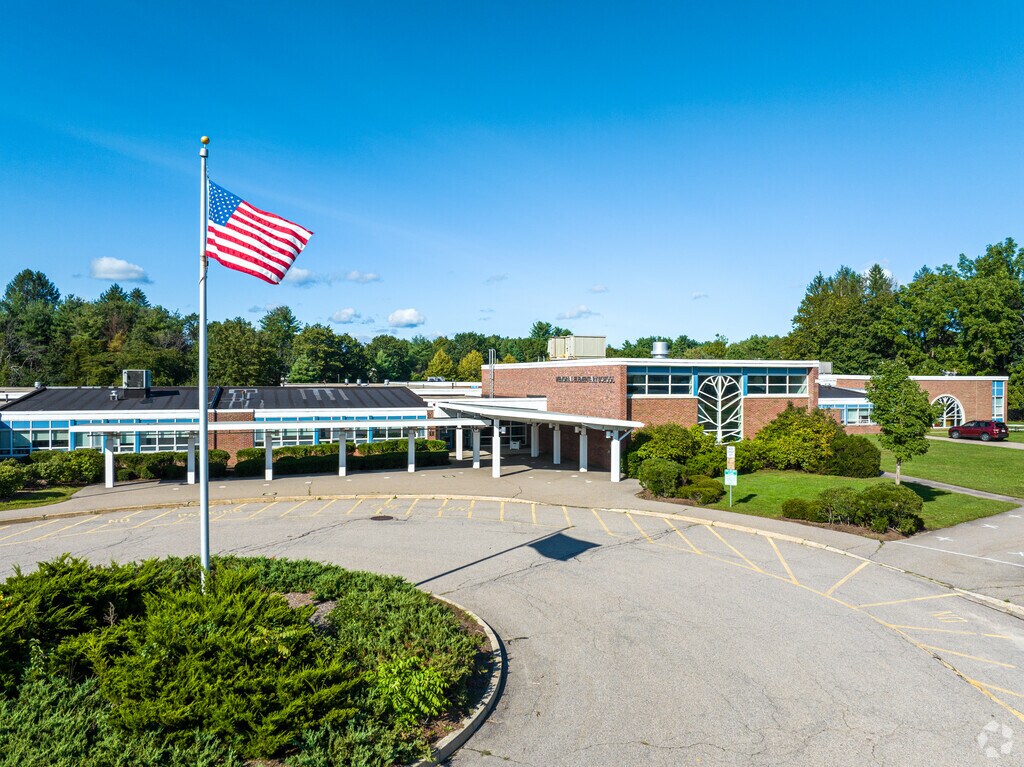 The Memorial Elementary School serves kids in grades PreK-5 living in the Medfield, MA region.