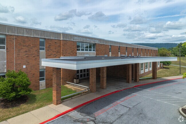 Linglestown Middle School has 808 students.