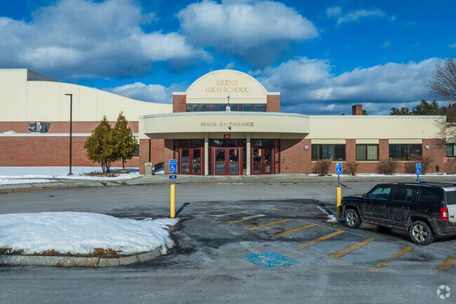 Keene High School receives an overall Niche grade of B-.