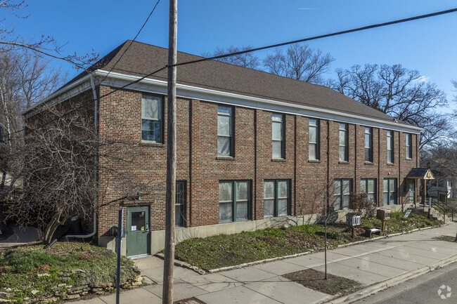 For alternate schooling, check out Woodland Montessori School in Bay Creek.