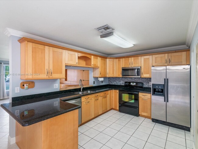 10869 NW 3rd Ct, Pembroke Pines, FL 33026 - photo 6