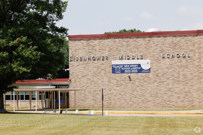 Eisenhower Middle School in Succasunna has a student-teacher ratio of 10 to 1.