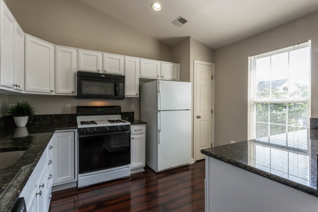 7507 Snowpea Ct unit M, Alexandria, VA 22306 - photo 3