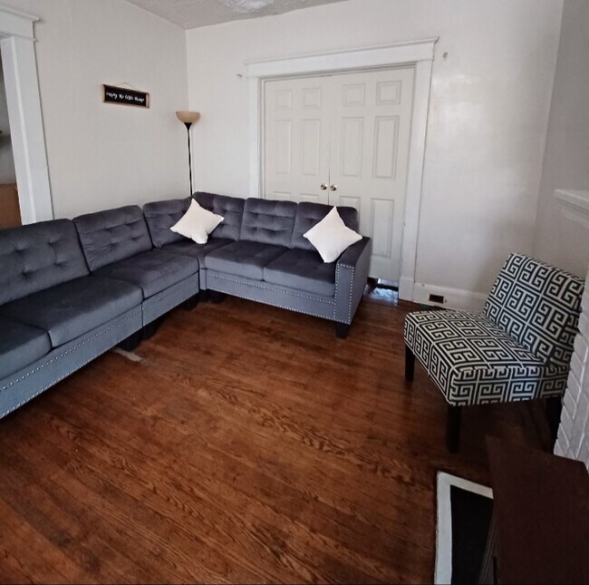 5023 Queensberry Ave unit Shared home, Baltimore, MD 21215 - photo 6