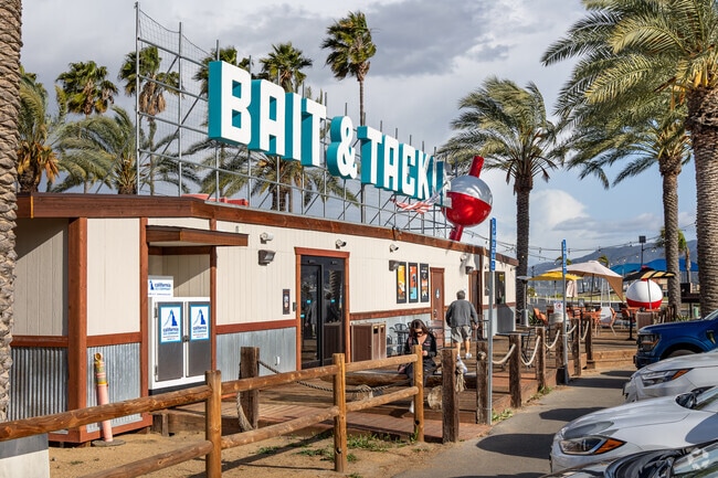 Bobber on the Lake, in Lake Elsinore's Lake View District, offers a vibrant atmosphere with live music, karaoke, and delicious BBQ and burgers, making it a popular spot for both locals and visitors. ​