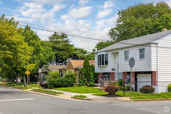 Single family homes in Westside are often split level or ranch style homes.