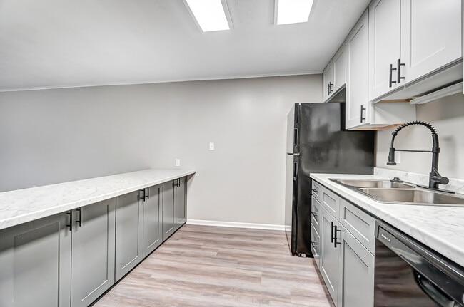 Poplar Ridge Apartments, Fort Wayne, IN 46804 - photo 7