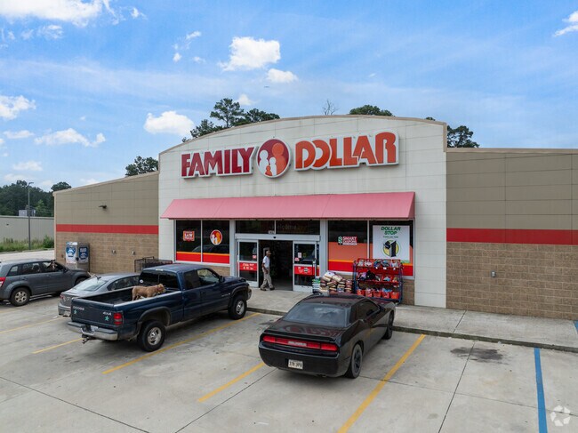 Family Dollar helps keep Gloster-Kickapoo residents connected and cared for.
