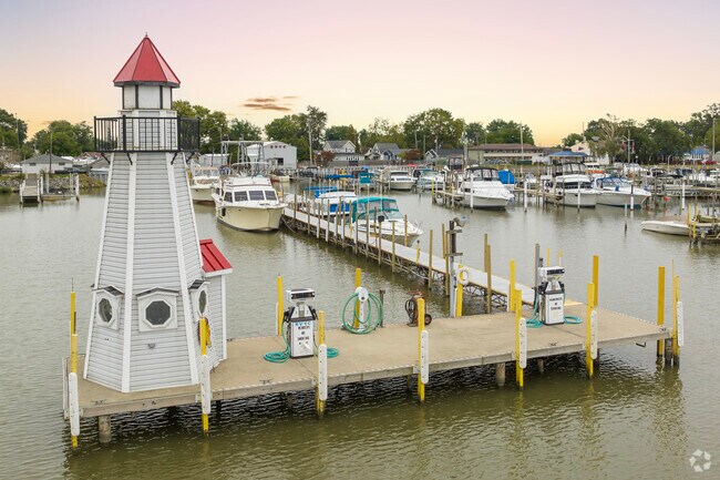 The many marinas at Point Place make it easy to fuel up your boat for a day on the lake!