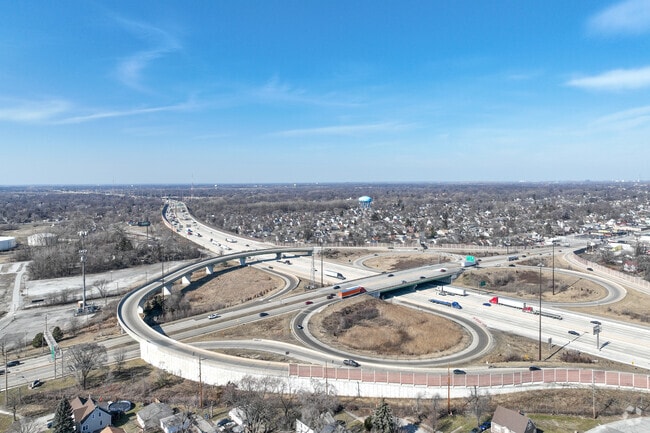 You can easily hop on the highway for a short 28 mile drive to Chicago from Lynwood.