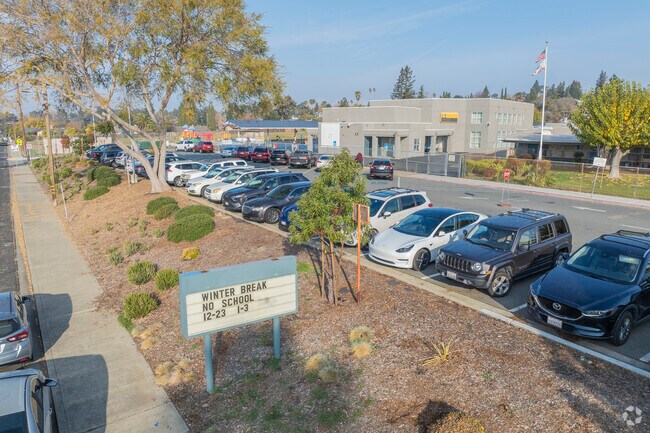Students in Glenbrook Heights can attend Sun Terrace Elementary.
