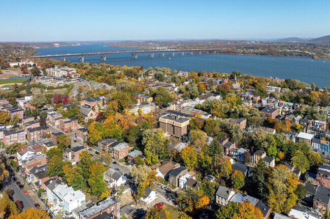 Orange Lake is a beautiful neighborhood with plenty of to do.