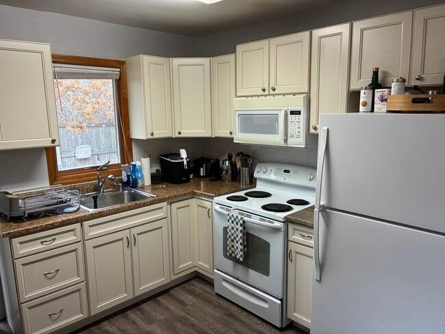 14 Winside Ln unit Apartment, Coram, NY 11727 - photo 7