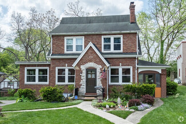 Beautiful larger homes can also be found in Fairview, although it is rare.