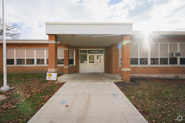 Monac Elementary welcomes parents and students alike