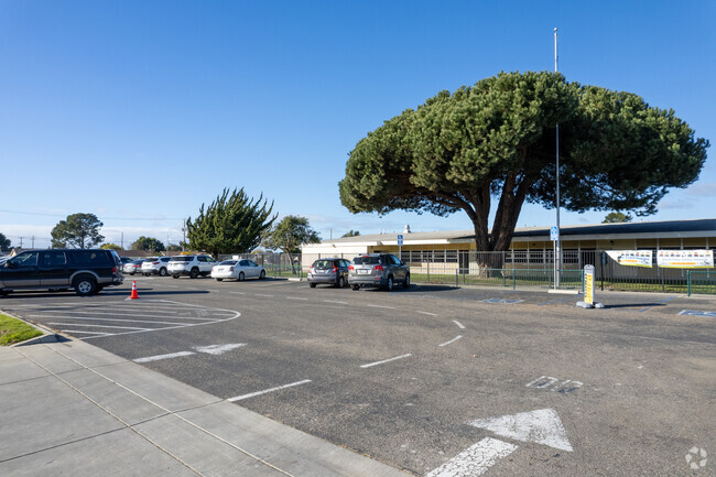 La Canada Elementary School has a large parking lot.