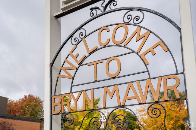 The Bryn Mawr neighborhood is located directly off I-394 and is an easy commute to Minneapolis.