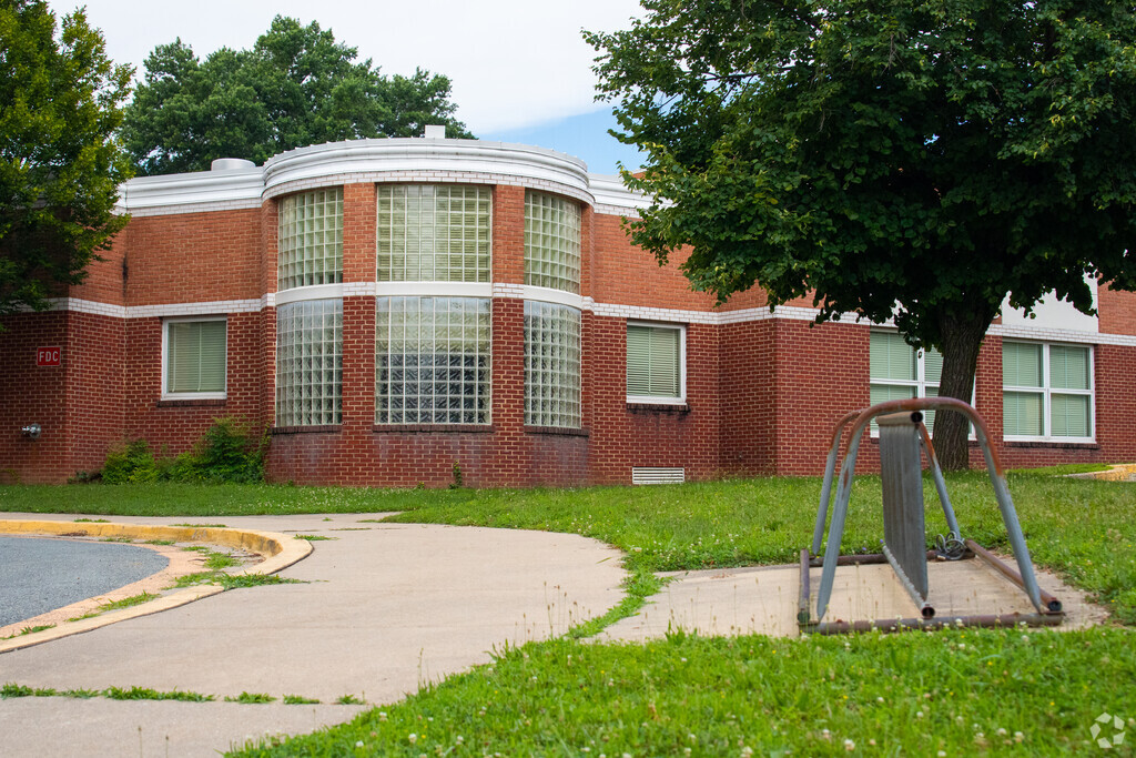 Welcome to Kemp Mill Elementary School in Kemp Mill, MD.