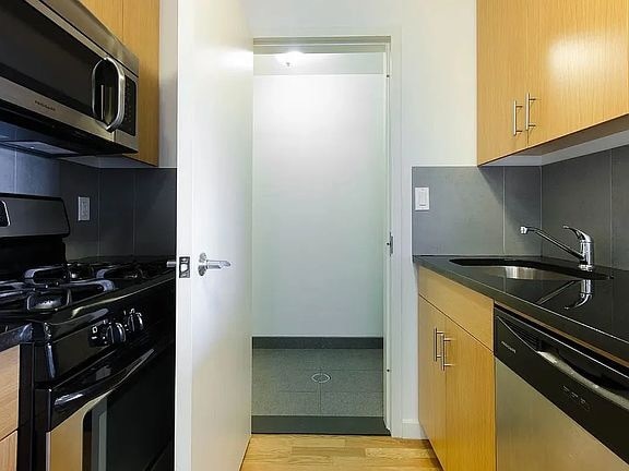 261 Eckford St, Brooklyn, NY 11222 - photo 2