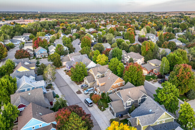 In a beautiful environment lies the neighborhood of Pike with its suburban streets.