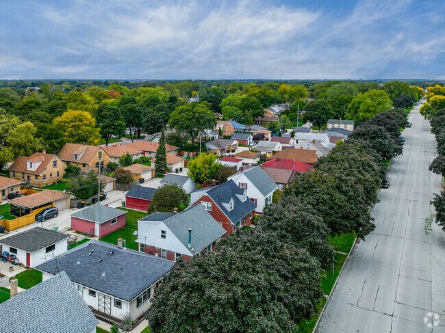 Cape Cods and Colonials line the streets of Grantosa.