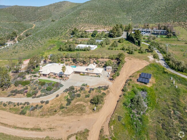Larger estates can be seen throughout the area in Agua Dulce.