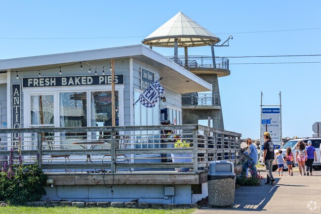 With fresh pies and vintage shopping, Junk Queen Tackle Box is close for locals in Bay City.
