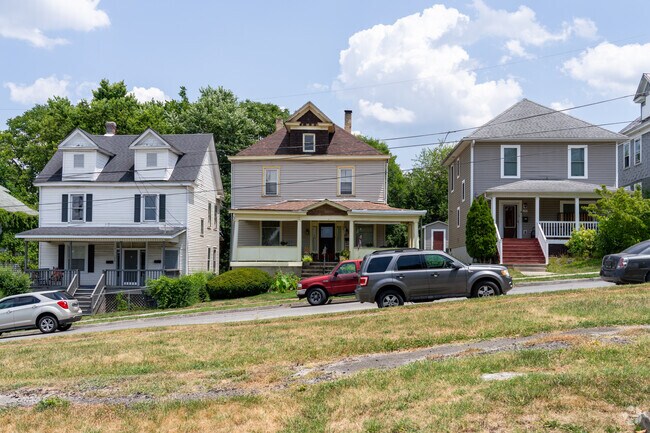 American Four Square homes are amongst the most popular home types in Hurt Park.