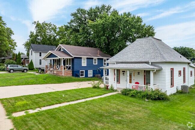 Most College View homes have well-kept lawns.