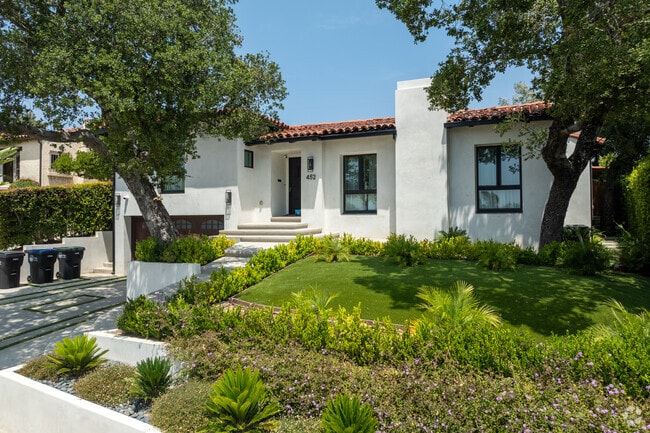 Contemporary Mediterranean homes in Woodbury are known for their elegant curb appeal, with manicured gardens, columned porches, and detailed exterior lighting.