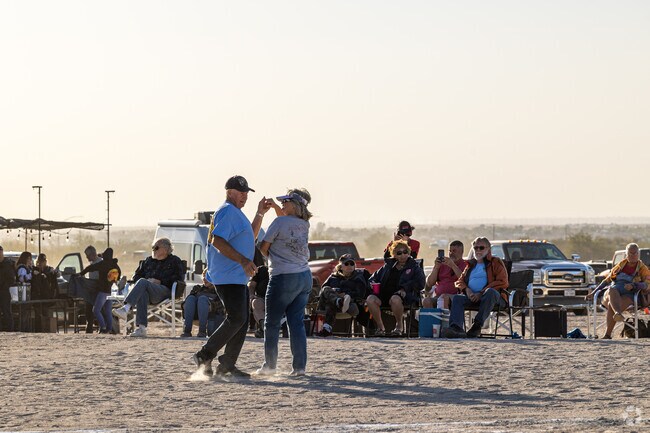 Howling At The Moon Festival in Yuma has a vast open space for dancing.