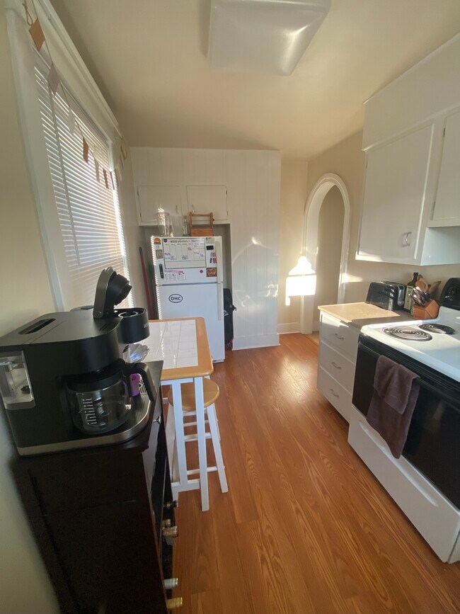 329 E Grandview Ave unit UPPER, Zelienople, PA 16063 - photo 4