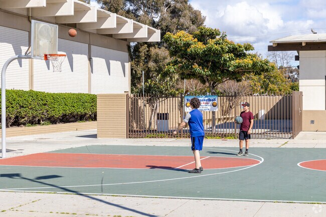 Del Aire Park is a favorite for kids in Del Aire’s community with various sport courts.