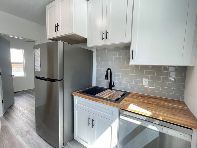 2275 W 11th St unit Up, Cleveland, OH 44113 - photo 2