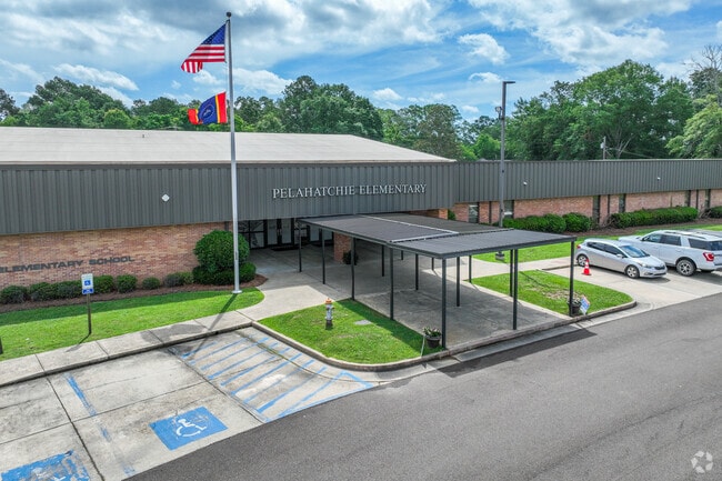 Pelahatchie Elementary School has a student to teacher ratio of 13 to 1.