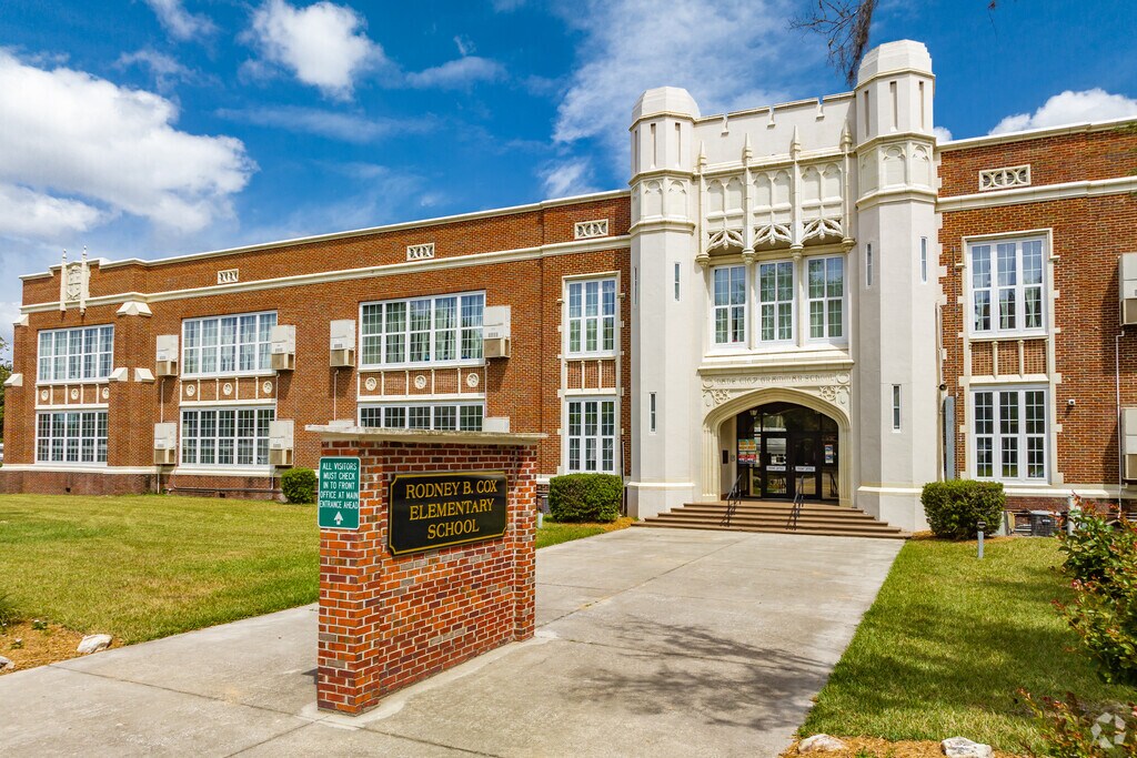 Rodney Cox Elementary - Classic school architecture