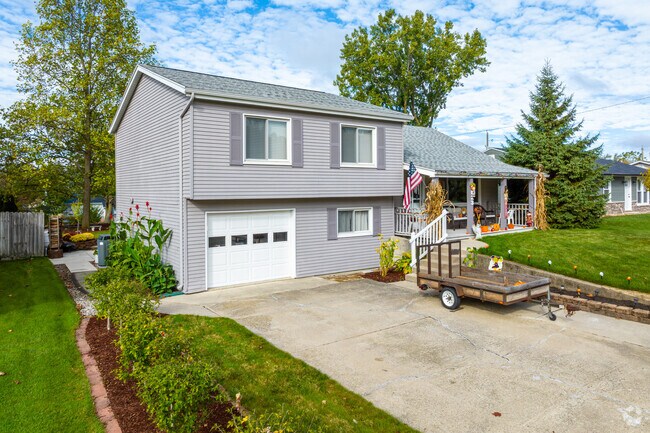 Pride in ownership is on display with this Franke Park split-level.
