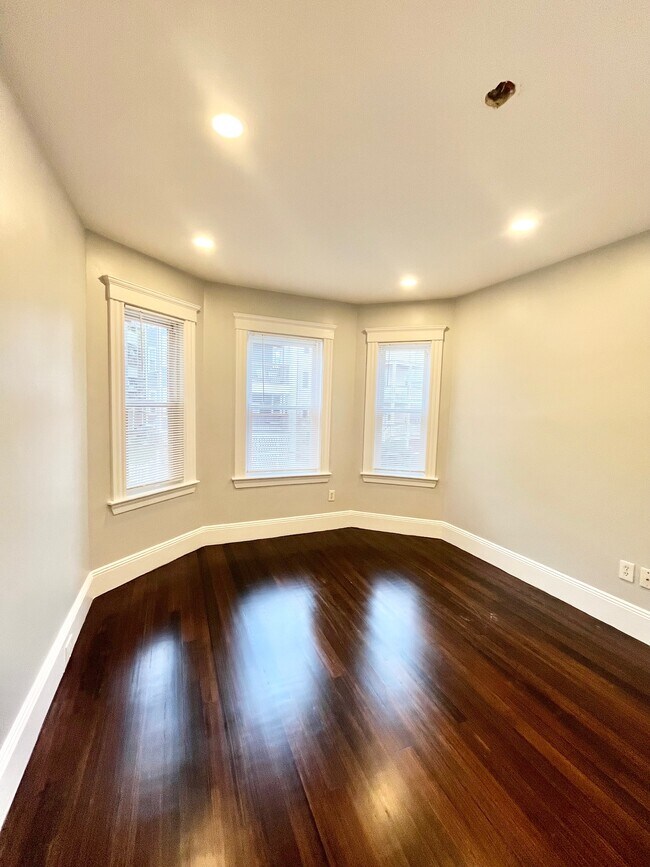 22 Rowell St unit 2, Dorchester, MA 02125 - photo 6